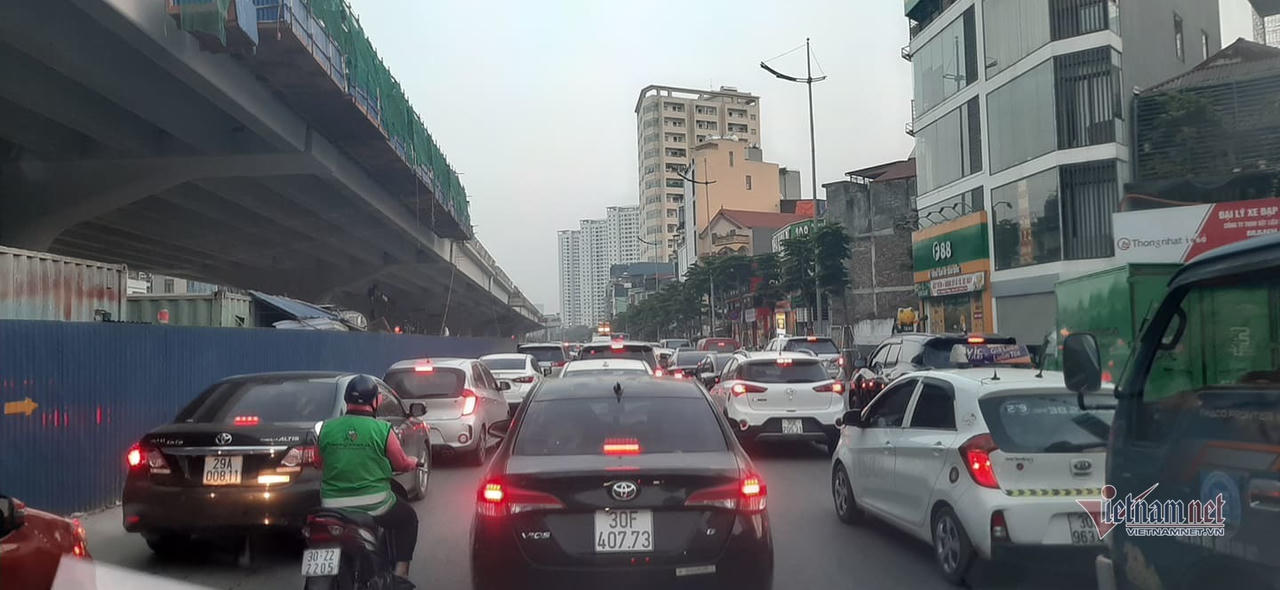 Nghỉ lễ 30/4, đông nghẹt bến xe, kẹt cứng đường sau nới giãn cách