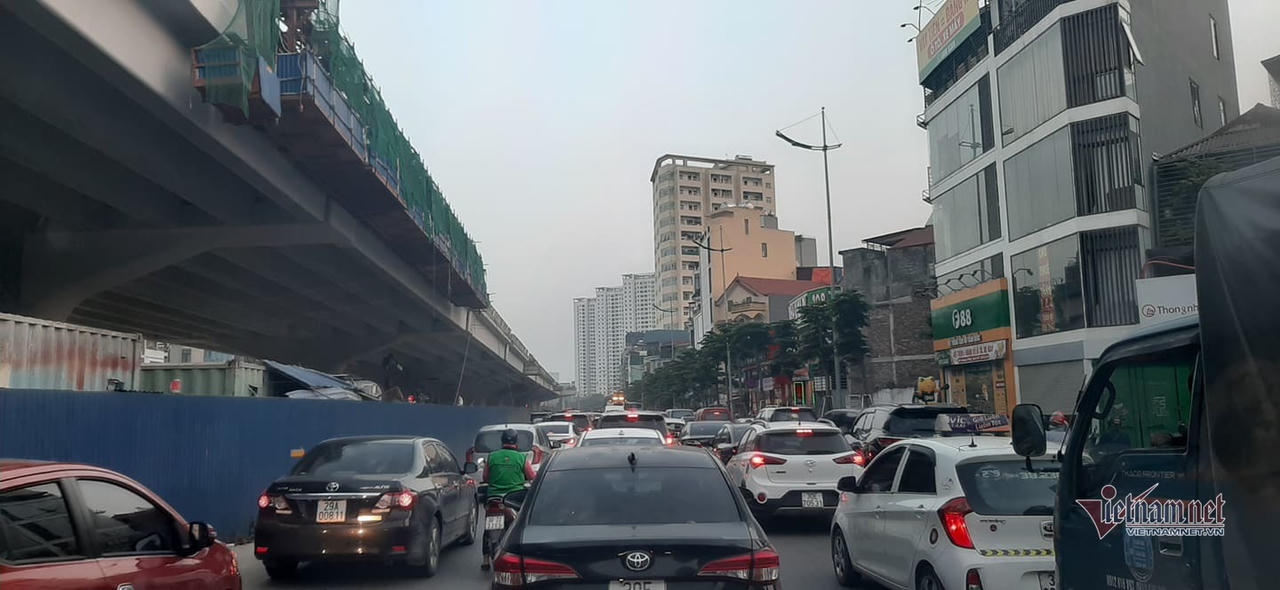 Nghỉ lễ 30/4, đông nghẹt bến xe, kẹt cứng đường sau nới giãn cách