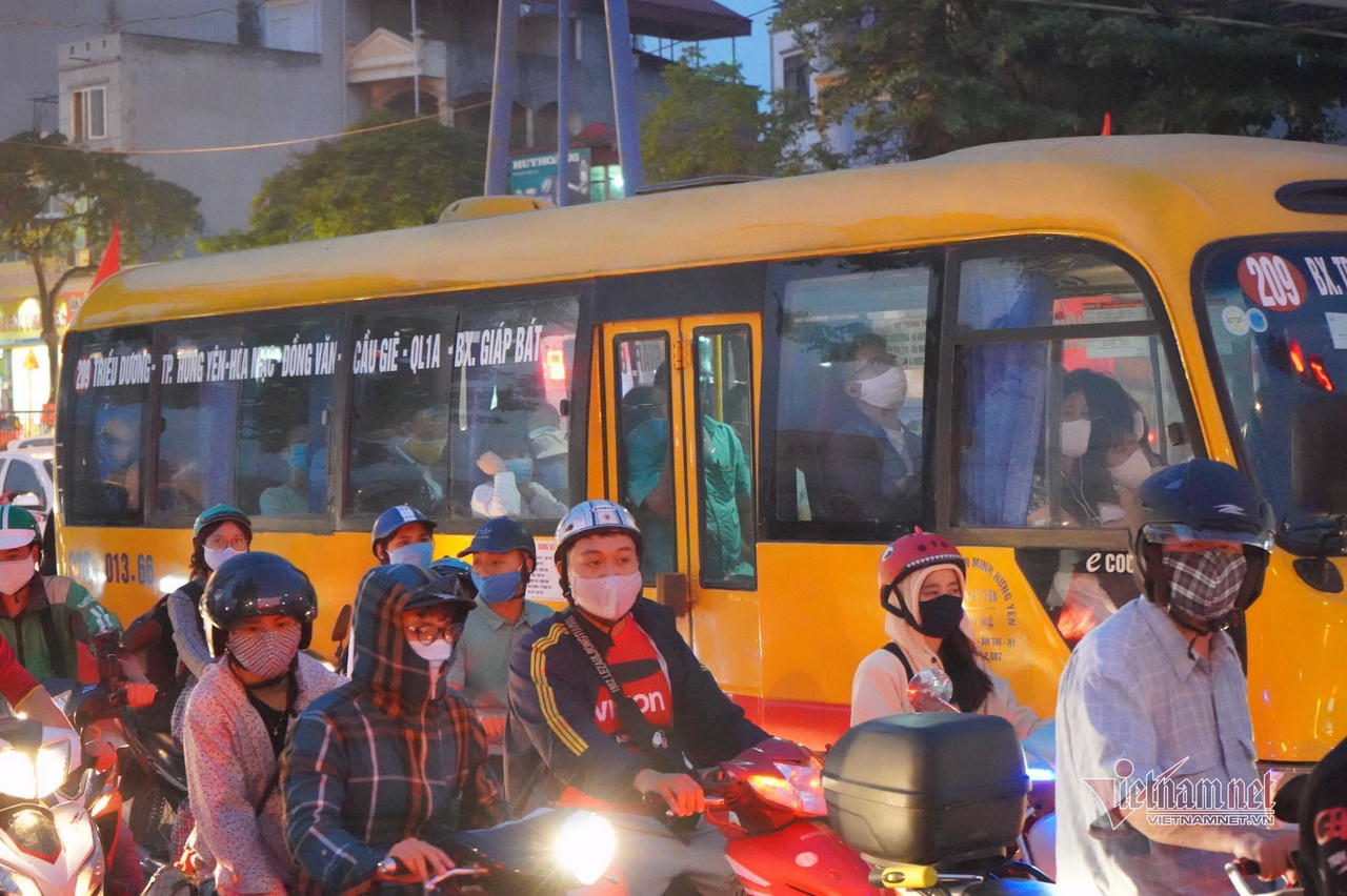 Nghỉ lễ 30/4, đông nghẹt bến xe, kẹt cứng đường sau nới giãn cách