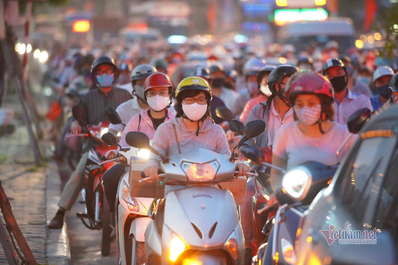 Nghỉ lễ 30/4, đông nghẹt bến xe, kẹt cứng đường sau nới giãn cách