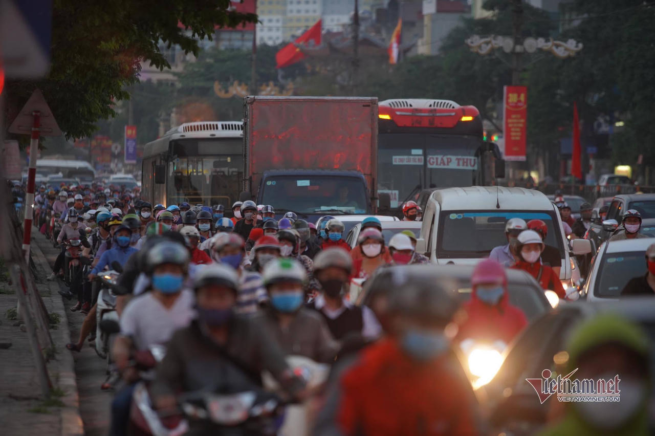 Nghỉ lễ 30/4, đông nghẹt bến xe, kẹt cứng đường sau nới giãn cách