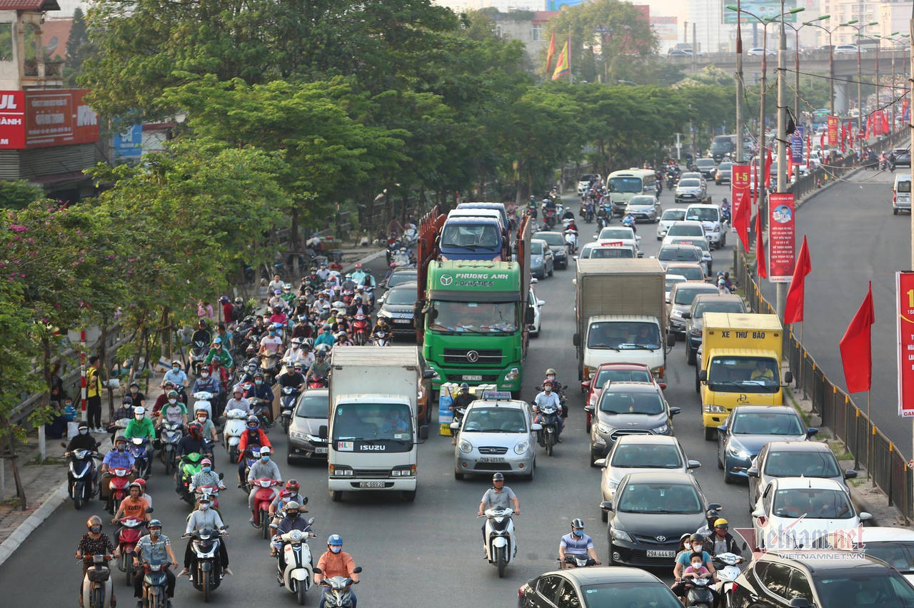 Nghỉ lễ 30/4, đông nghẹt bến xe, kẹt cứng đường sau nới giãn cách