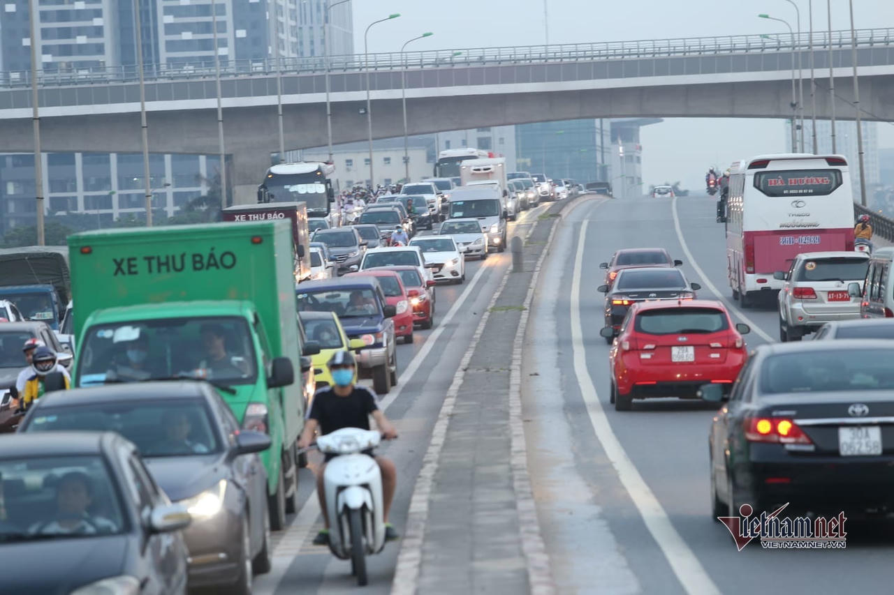 Nghỉ lễ 30/4, đông nghẹt bến xe, kẹt cứng đường sau nới giãn cách