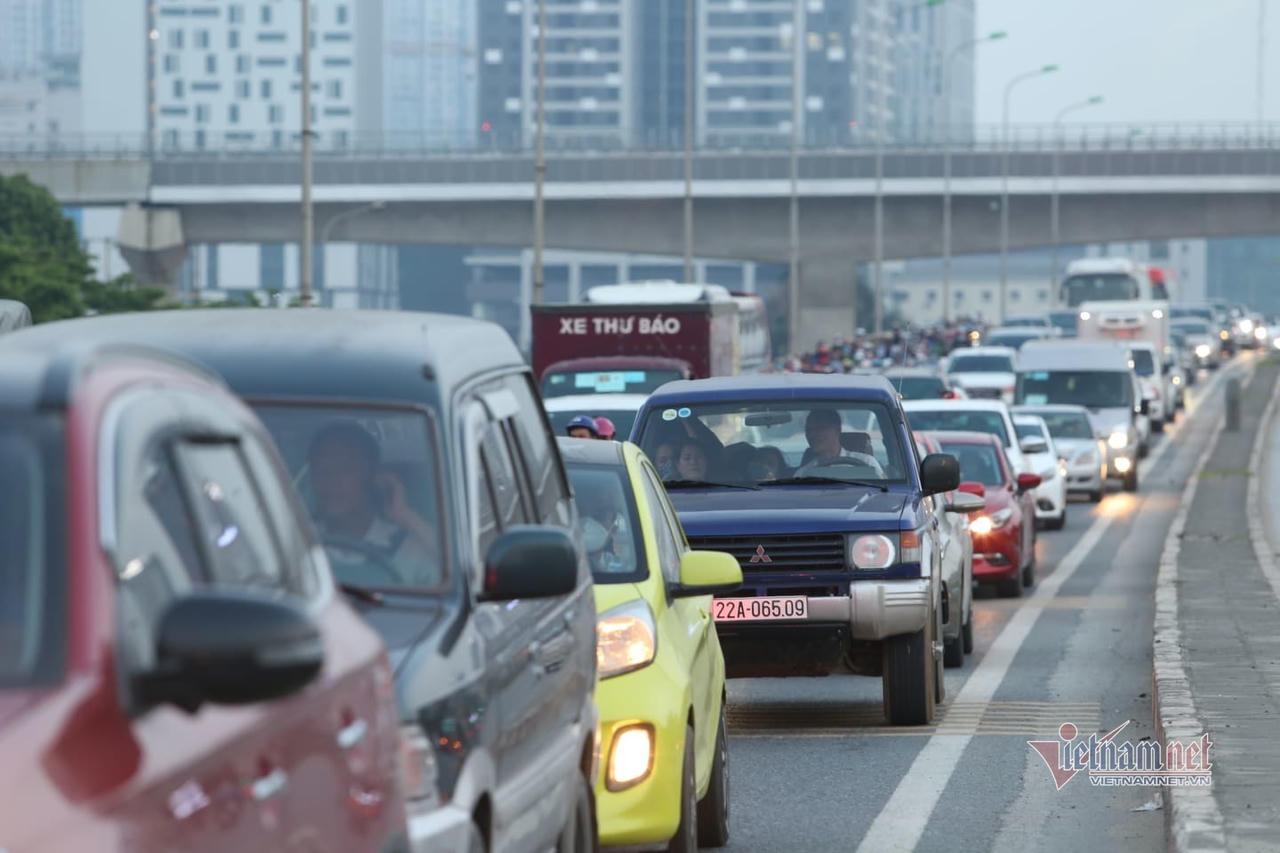 Nghỉ lễ 30/4, đông nghẹt bến xe, kẹt cứng đường sau nới giãn cách