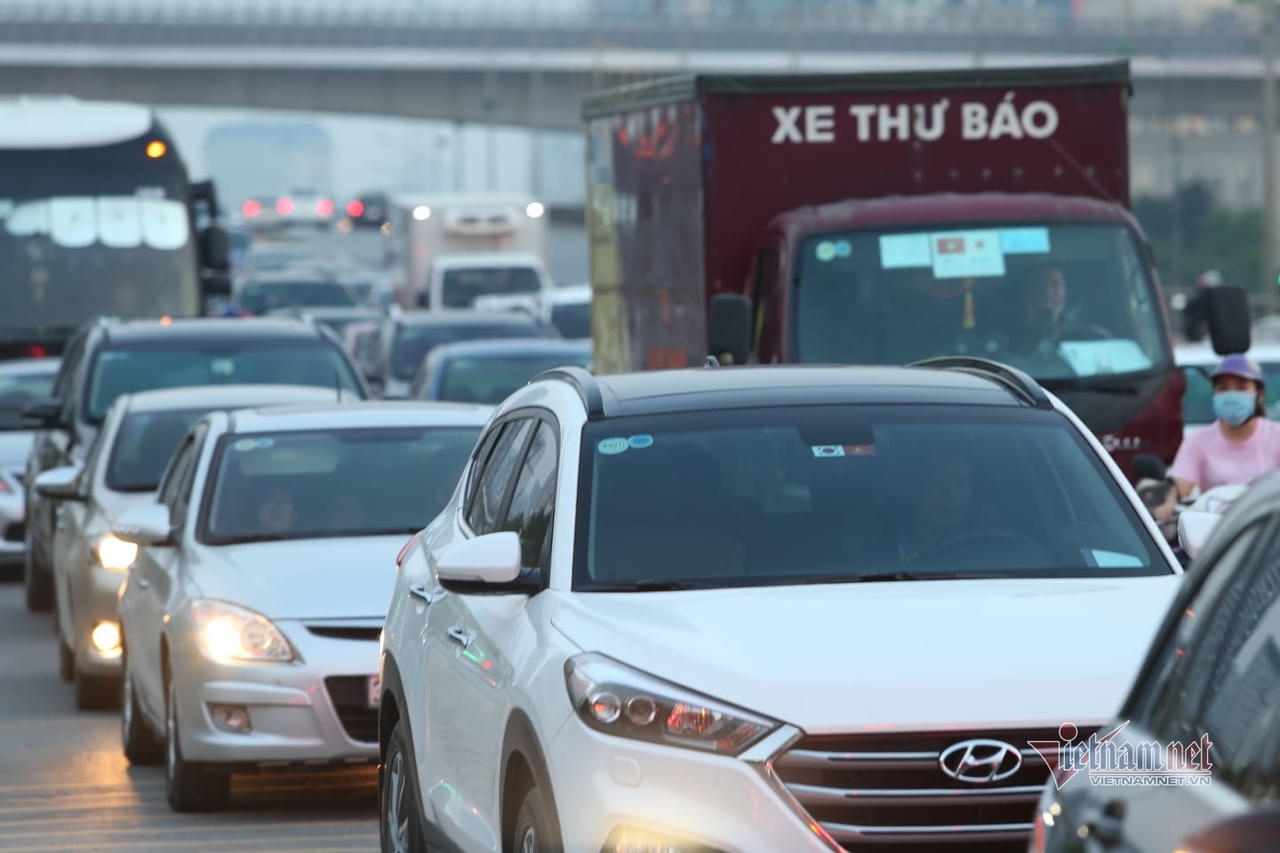 Nghỉ lễ 30/4, đông nghẹt bến xe, kẹt cứng đường sau nới giãn cách