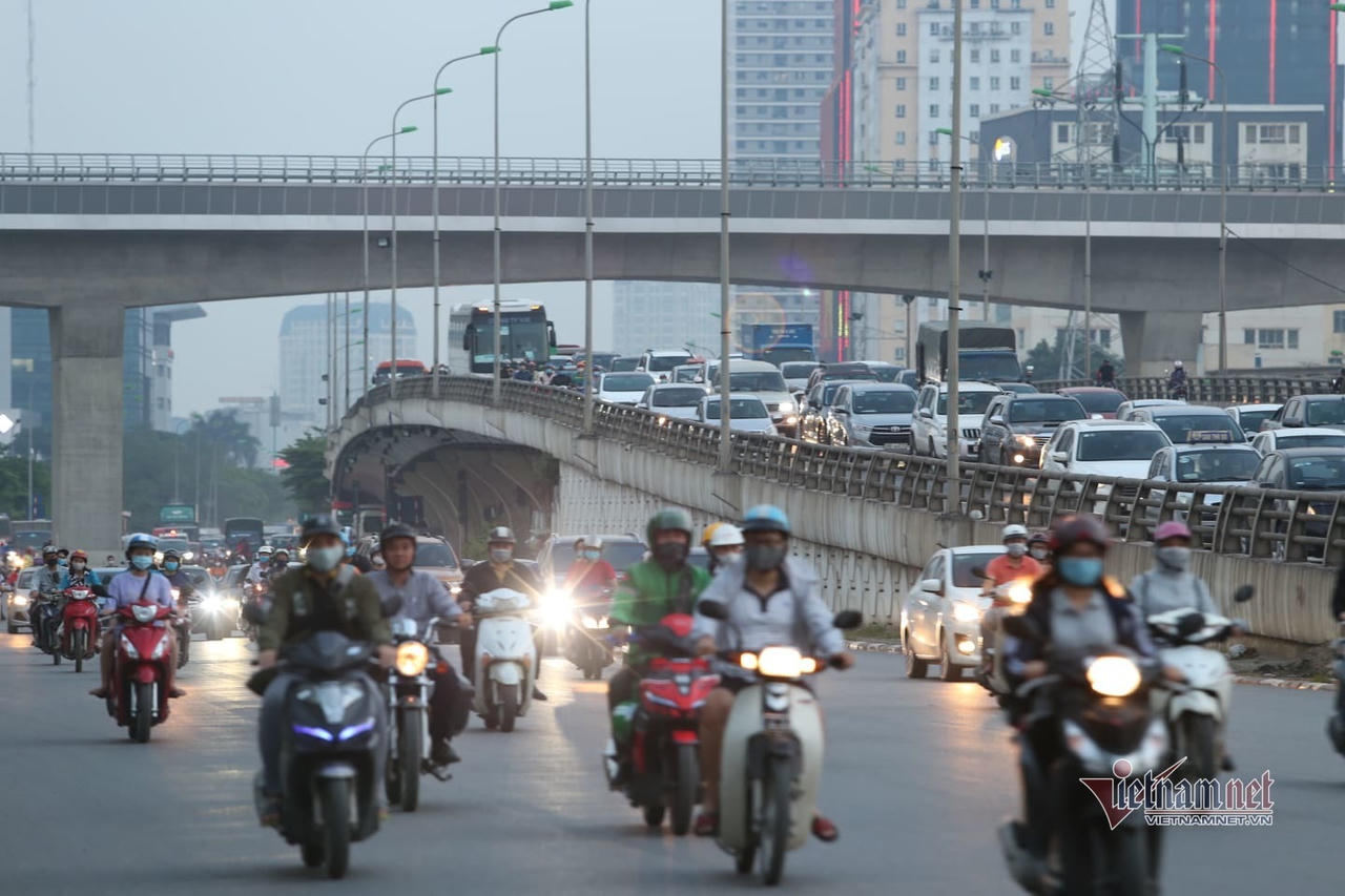 Nghỉ lễ 30/4, đông nghẹt bến xe, kẹt cứng đường sau nới giãn cách