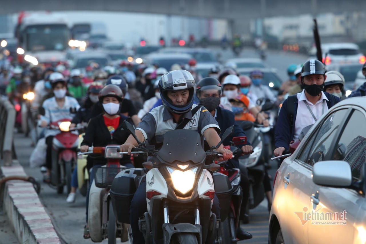 Nghỉ lễ 30/4, đông nghẹt bến xe, kẹt cứng đường sau nới giãn cách