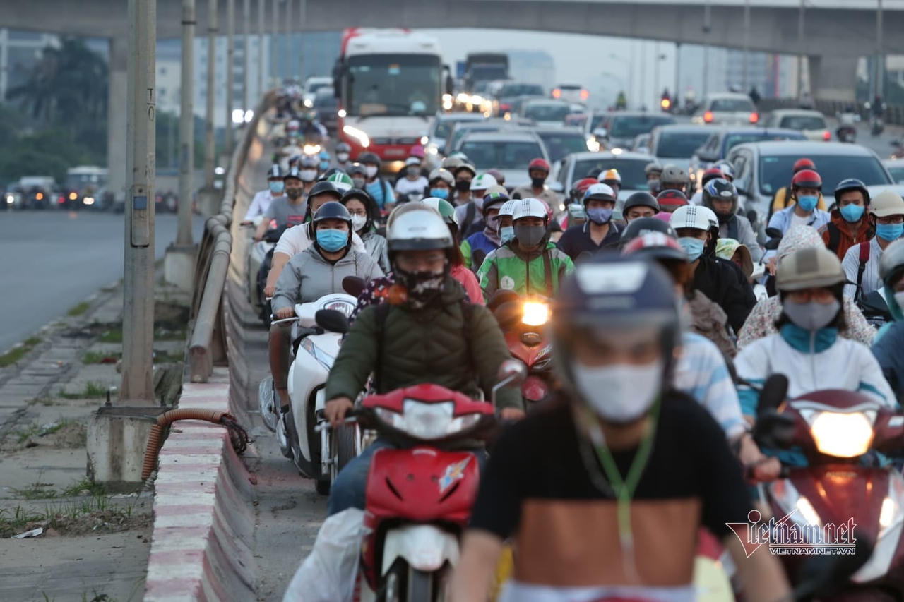 Nghỉ lễ 30/4, đông nghẹt bến xe, kẹt cứng đường sau nới giãn cách