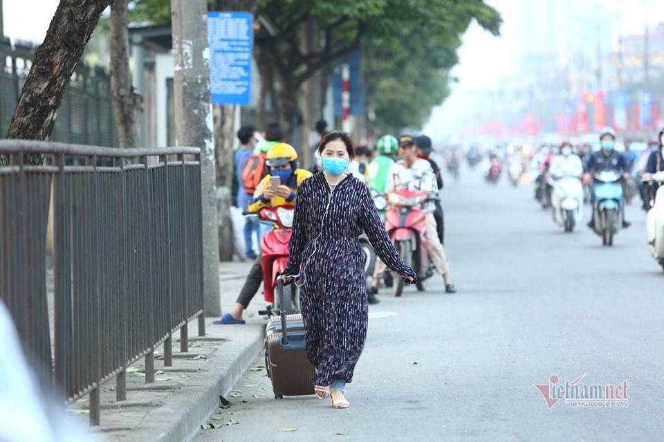 Nghỉ lễ 30/4, đông nghẹt bến xe, kẹt cứng đường sau nới giãn cách