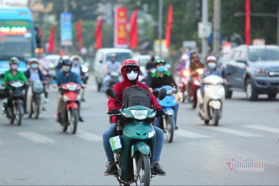 Nghỉ lễ 30/4, đông nghẹt bến xe, kẹt cứng đường sau nới giãn cách