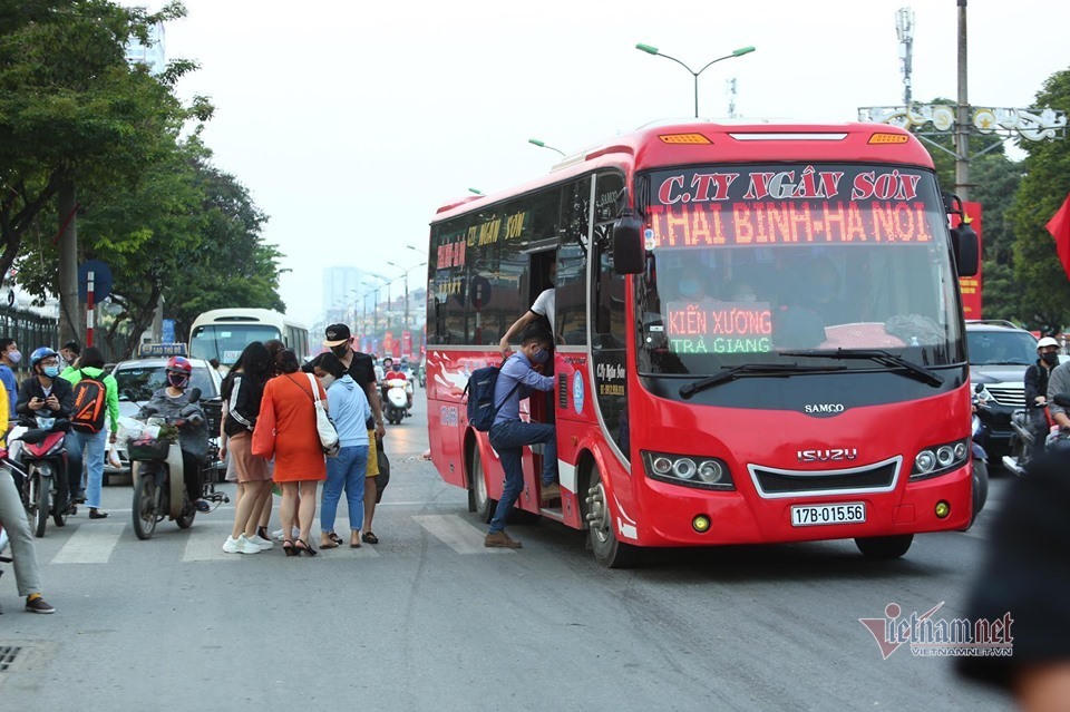 Nghỉ lễ 30/4, đông nghẹt bến xe, kẹt cứng đường sau nới giãn cách