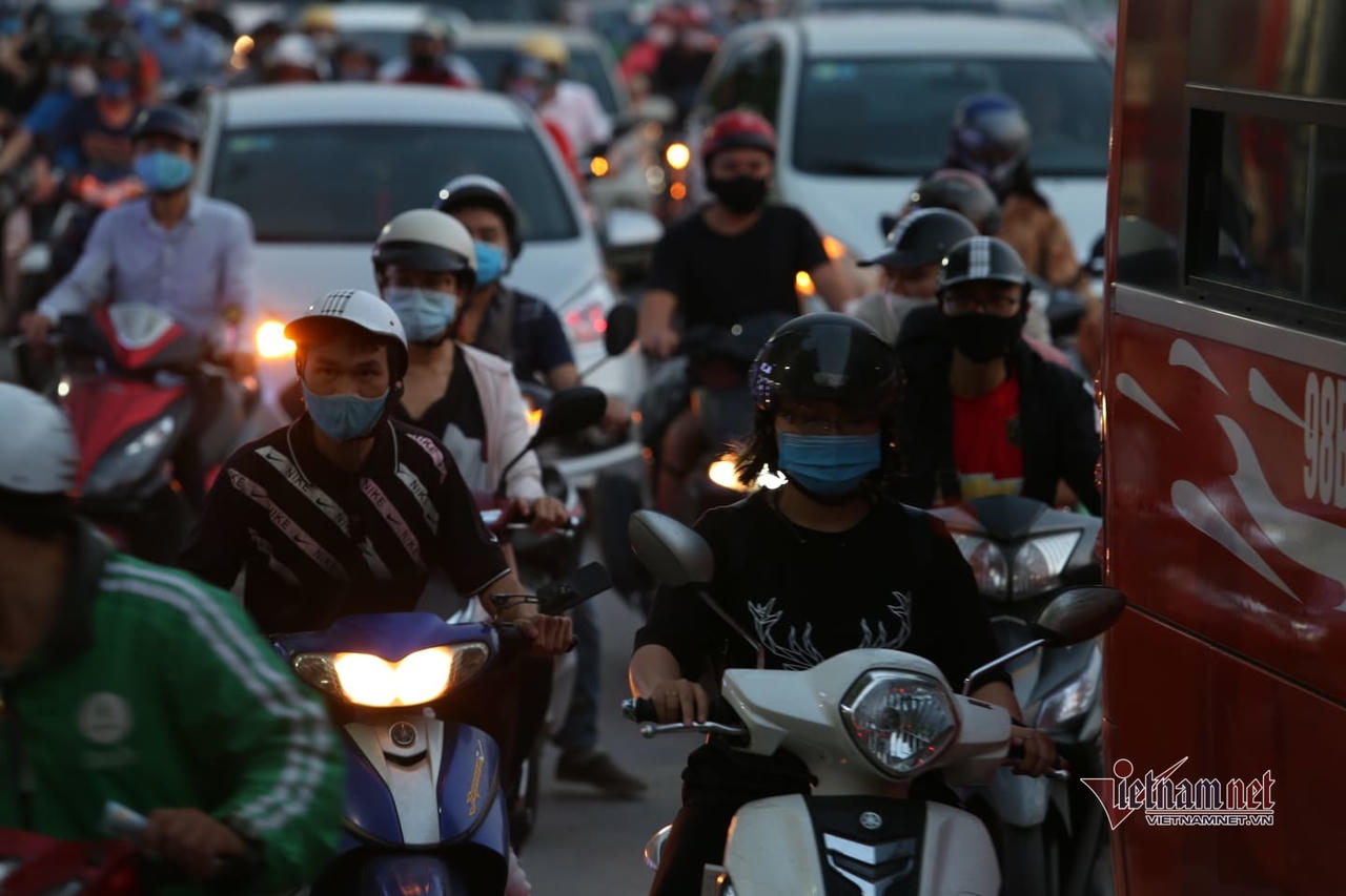 Nghỉ lễ 30/4, đông nghẹt bến xe, kẹt cứng đường sau nới giãn cách