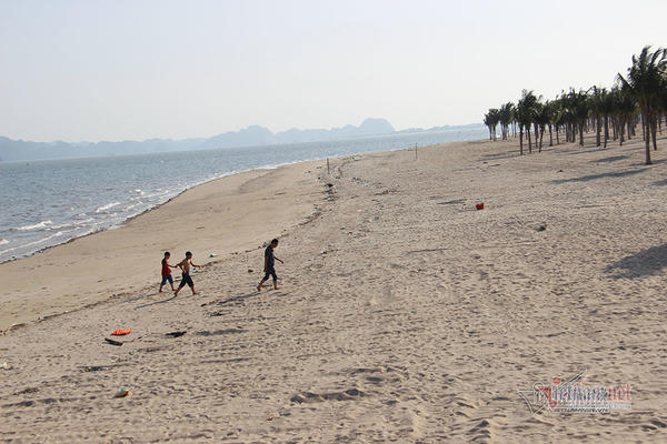 Cảnh hiếm có ở bãi biển Quảng Ninh dịp nghỉ lễ 30/4