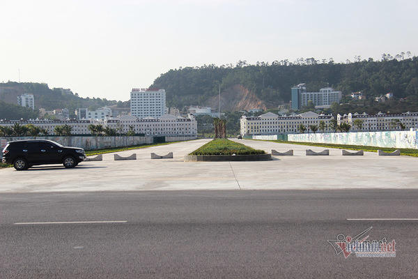 Cảnh hiếm có ở bãi biển Quảng Ninh dịp nghỉ lễ 30/4