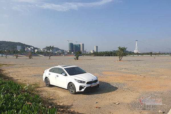 Cảnh hiếm có ở bãi biển Quảng Ninh dịp nghỉ lễ 30/4