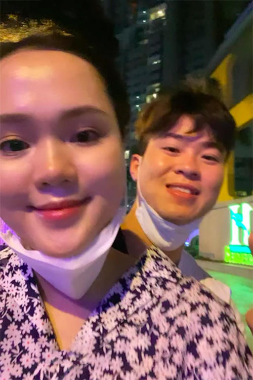 Trong khi đó, Duy Mạnh cùng bà xã Quỳnh Anh đi xả hơi ở Nha Trang. Trung vệ CLB Hà Nội đang trong quá trình tập hồi phục chấn thương. Anh dự kiến phải nghỉ thi đấu hết năm nay.