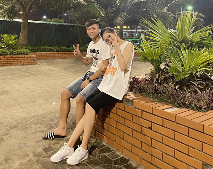 Do đang tập trung cùng SLNA chuẩn bị cho các trận đấu tiếp theo của mùa giải 2020, Phan Văn Đức chỉ có thể ở bên bà xã Võ Nhật Linh sau những buổi tập của kỳ nghỉ lễ 30/4 và 1/5. Cặp đôi đang chuẩn bị chào đón con đầu lòng. Trên trang cá nhân, Nhật Linh chia sẻ bức ảnh của hai vợ chồng và chú thích: Muốn đi chơi xa nhưng chắc phải đợi tới sang năm.