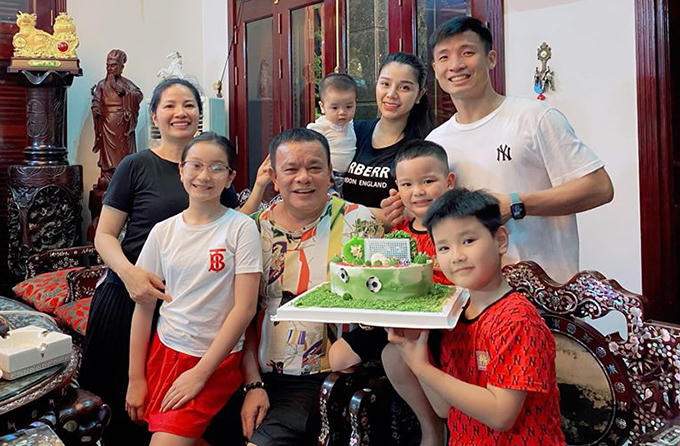Trung vệ Bùi Tiến Dũng quây quần bên vợ con trong bữa tiệc sinh nhật của em vợ.