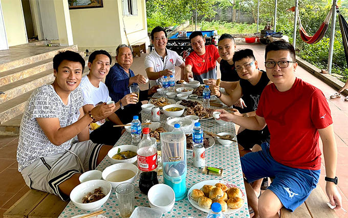 Bộ đôi tiền vệ của Than Quảng Ninh là Mạc Hồng Quân và Nghiêm Xuân Tú (bìa trái) về nhà một người bạn tụ tập, liên hoan. Bữa tiệc cũng có sự tham dự của các cô vợ hai cầu thủ này.