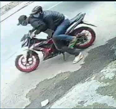 NÓNG: Công an tung người truy bắt 2 thanh niên dùng bình xịt hơi cay cướp tiệm vàng ở Bình Chánh - Ảnh 1.