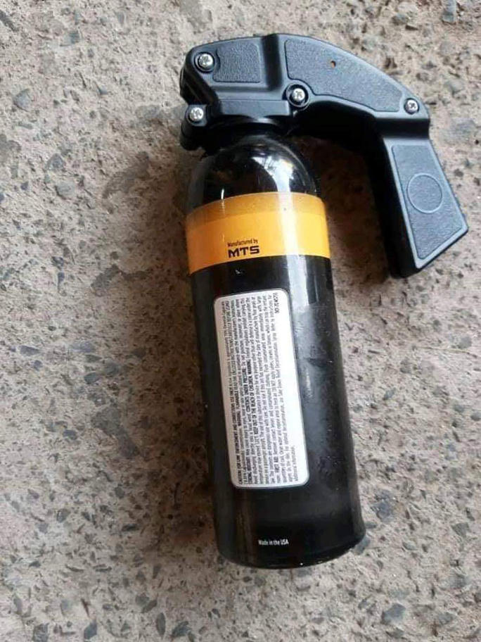 NÓNG: Công an tung người truy bắt 2 thanh niên dùng bình xịt hơi cay cướp tiệm vàng ở Bình Chánh - Ảnh 3.