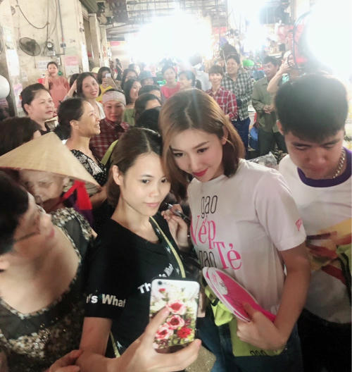 do khoc do cuoi khi sao viet di cho: bi fan vuot ma, chen lan gay nao loan ca khu pho hinh anh 6