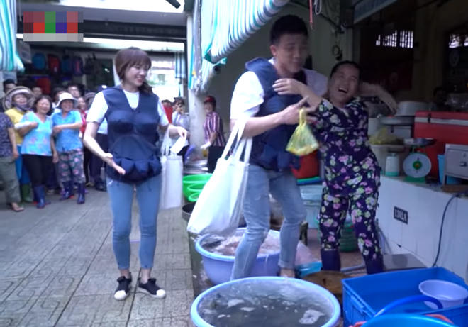 do khoc do cuoi khi sao viet di cho: bi fan vuot ma, chen lan gay nao loan ca khu pho hinh anh 4