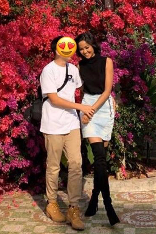 Hoa hậu HHen Niê quen bạn trai từ giữa năm 2018 song giấu kín hình ảnh đến hiện tại. Anh là mối tình đầu của người đẹp. Họ đến với nhau bằng tình cảm chân thành, trong sáng. Cô không chia sẻ hình ảnh của bạn trai vì muốn bảo vệ sự riêng tư cho anh và gia đình. Điều này ít nhều gây hó khăn cho việc hẹn hò nhưng cả hai cùng cố gắng vượt qua.