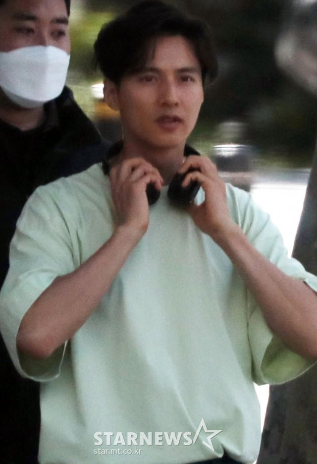 Bị chụp trộm, Won Bin vẫn khẳng định nhan sắc “mỹ nam” - 2