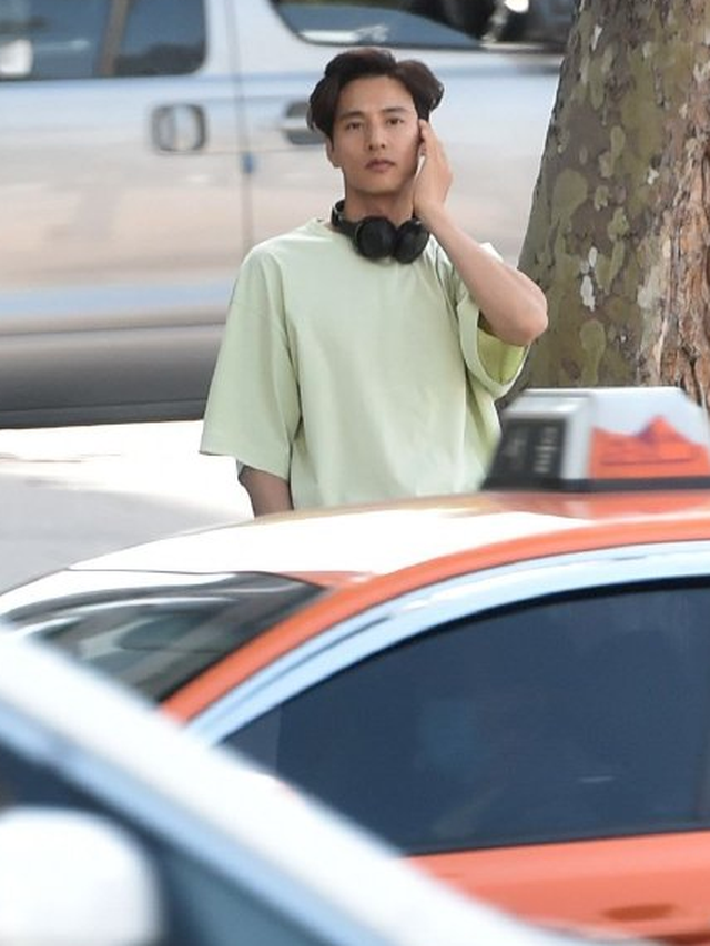 Bị chụp trộm, Won Bin vẫn khẳng định nhan sắc “mỹ nam” - 1