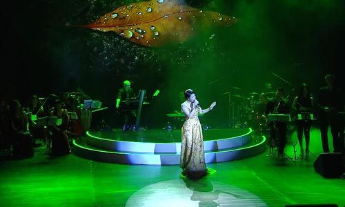 Thu Phương hát 'Có phải em mùa thu Hà Nội' ở liveshow năm 2013