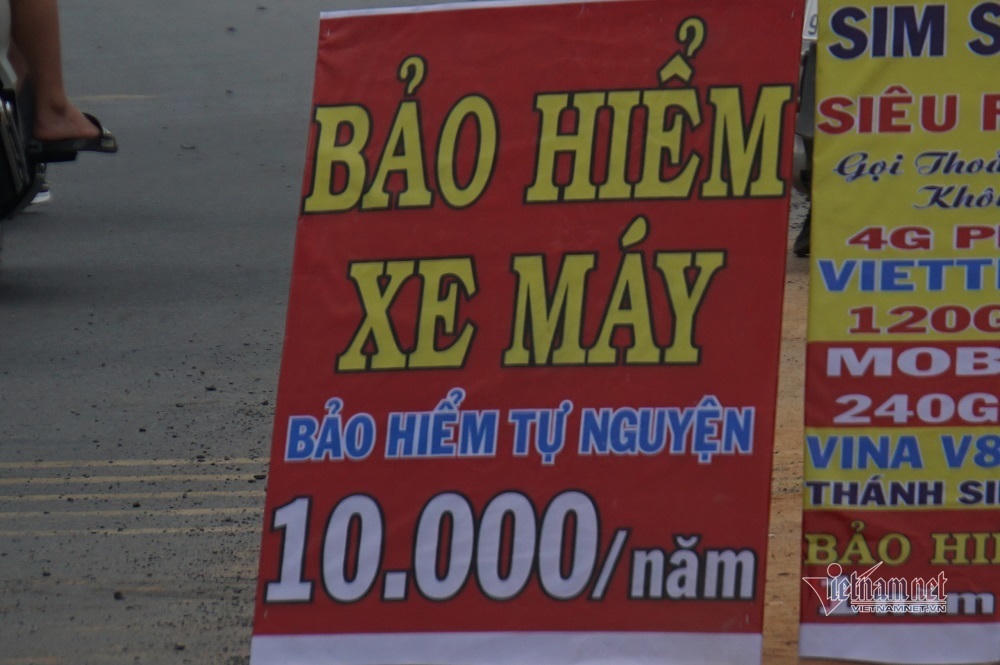 CSGT phạt 'rát', nữ sinh bán bảo hiểm mỏi tay ghi trăm tờ mỗi ngày