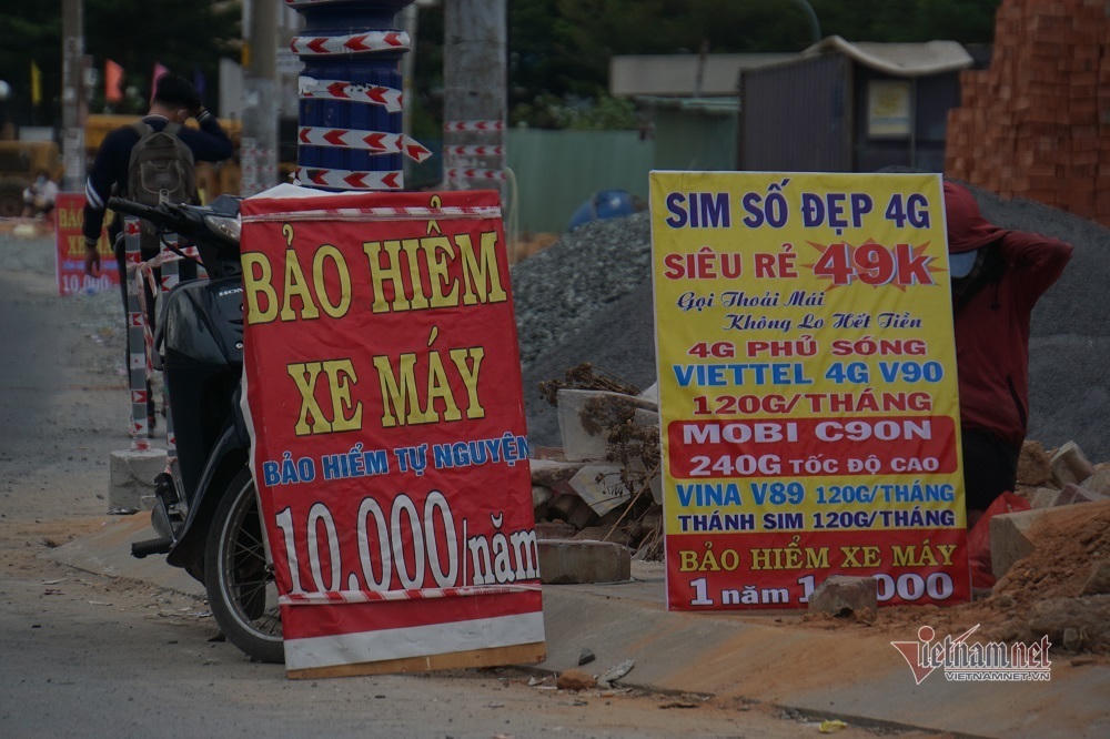 CSGT phạt 'rát', nữ sinh bán bảo hiểm mỏi tay ghi trăm tờ mỗi ngày