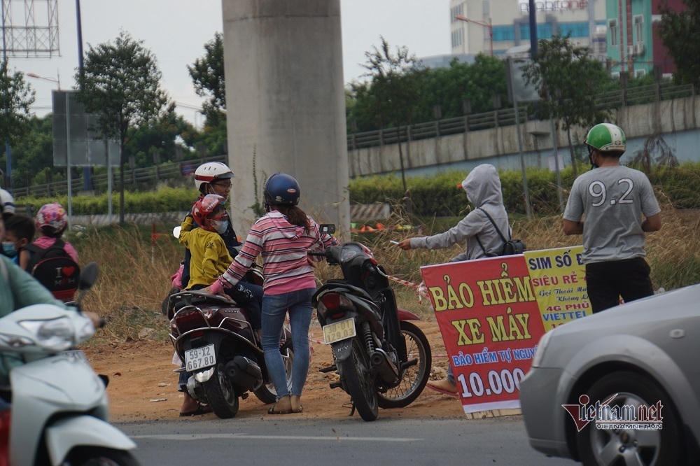 CSGT phạt 'rát', nữ sinh bán bảo hiểm mỏi tay ghi trăm tờ mỗi ngày