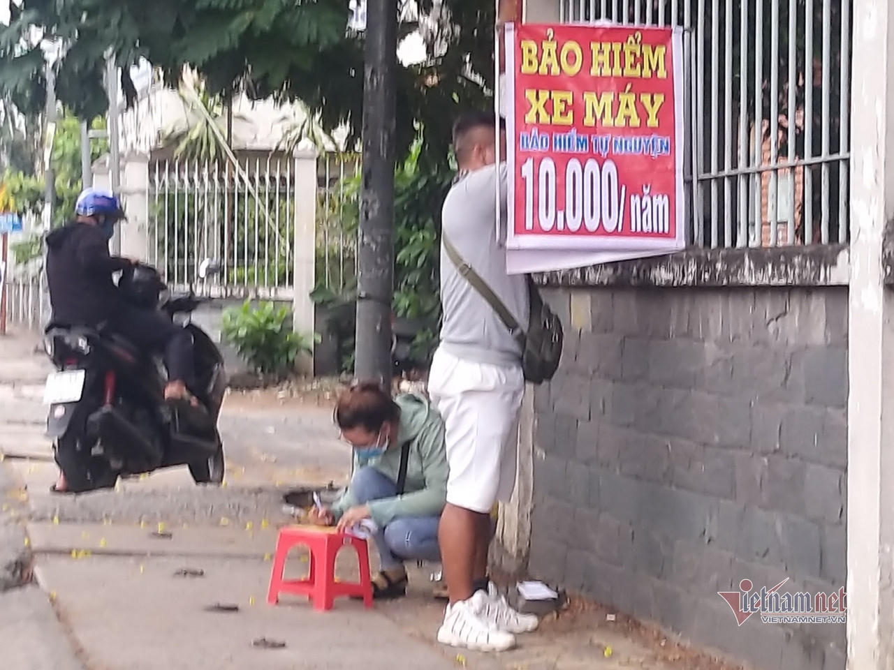 CSGT phạt 'rát', nữ sinh bán bảo hiểm mỏi tay ghi trăm tờ mỗi ngày