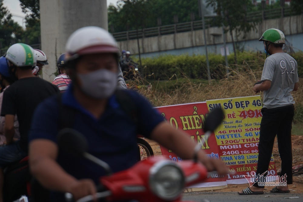 CSGT phạt 'rát', nữ sinh bán bảo hiểm mỏi tay ghi trăm tờ mỗi ngày