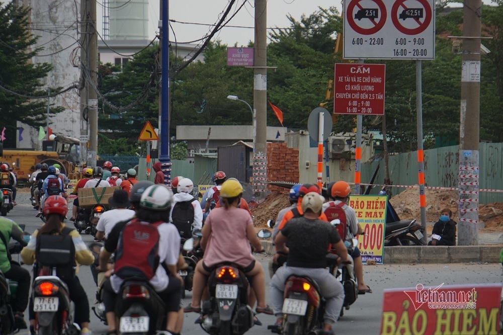 CSGT phạt 'rát', nữ sinh bán bảo hiểm mỏi tay ghi trăm tờ mỗi ngày