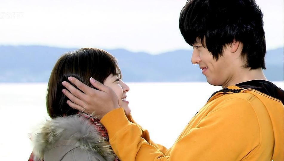 Song Hye Kyo và Hyun Bin đã có một sự kết hợp rất tình trong Thế giới họ đang sống. Phim được nhận xét là những thước phim của những người yêu nhau, do những xúc cảm của Song Hye Kyo - Hyun Bin trong tác phẩm rất chân thực, ngọt ngào. Nói về Song Hye Kyo, Hyun Bin từng thổ lộ: Trong mắt tôi, cô ấy là một phụ nữ hoàn hảo.