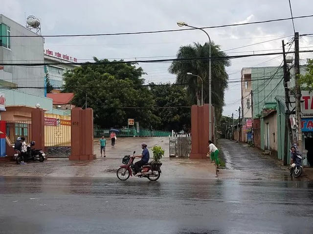 Giải cứu thiếu nữ bị trêu ghẹo, trung tá công an bị chém trọng thương - 1