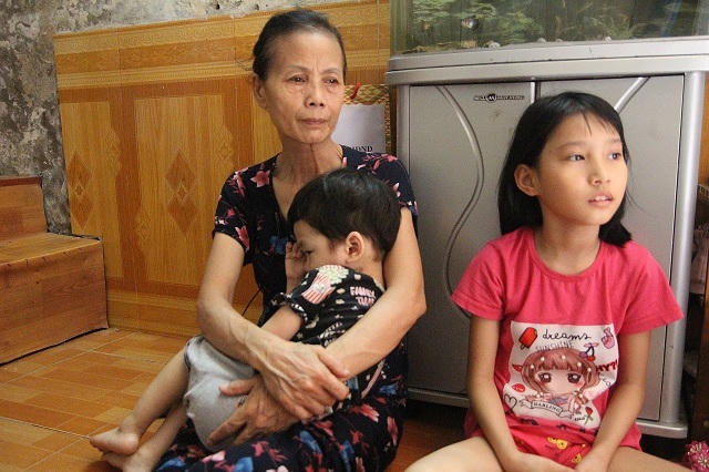 Một mình bà Ly phải đi làm kiếm tiền nuôi 3 đứa cháu bị các con bỏ lại. Ảnh: Nguyễn Ngoan