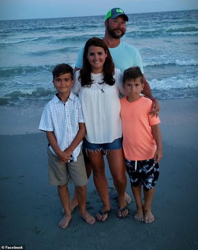 Nhặt 2 túi rác giữa đường, không ngờ vớ được đống tiền 23 tỷ