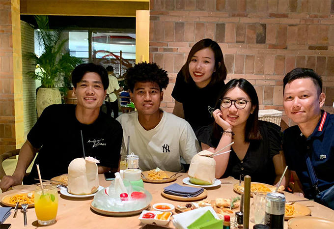 Bức hình chụp chung hiếm hoi của Công Phượng và Viên Minh vừa được các fan tìm ra. Khi ấy, Công Phượng vừa từ Bỉ về Việt Nam để đầu quân cho TP HCM. Anh và bạn gái đi ăn cùng đồng đội Lê Đức Lương (áo trắng) và những người bạn.