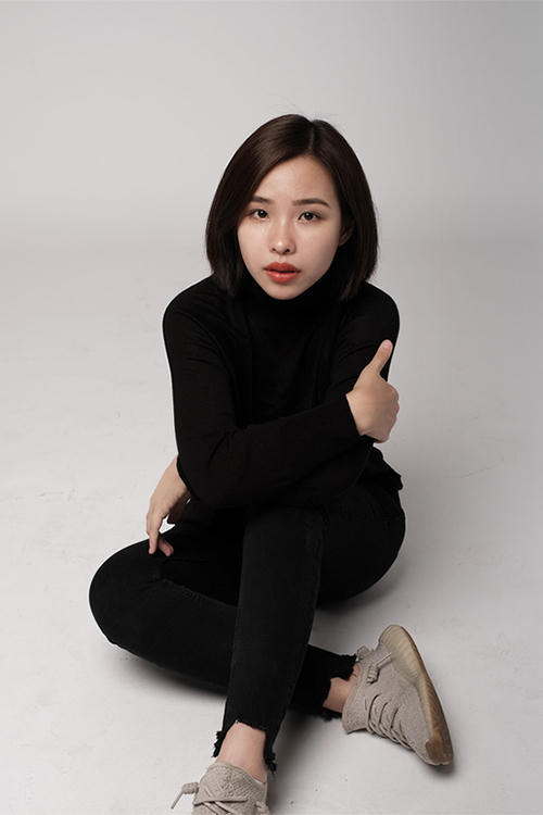 Cô hiện làm việc cho công ty của gia đình ở TP HCM.