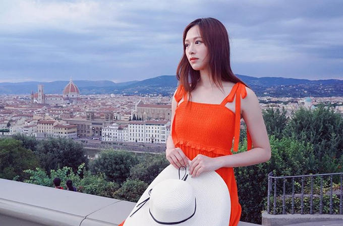 Người đẹp xứ Cảng thơm ngắm toàn cảnh quảng trườngPiazzale Michelangelo Firenze từ vị trí lý tưởng nhất. Công trình này tọa lạc ở thành phố Florence, nơi được coi là cái nôi của nghệ thuật thời kỳ Phục Hưng với những tên tuổi lẫy lừng nhưLeonardo da Vinci, Dante, Boccaccio, Michelangelo... Đâu đâu trong thành phố này, du khách cũng có thể bắt gặp những tác phẩm nghệ thuật vượt thời gian.