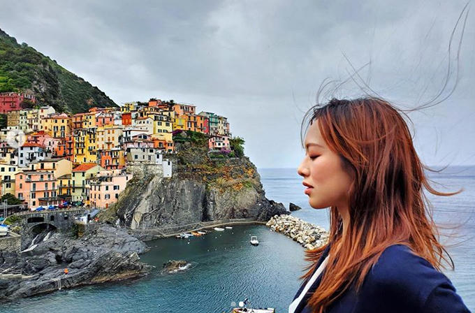 Cũng trong chuyến đi tới Italy, Phùng Doanh Doanh ghé qua ngôi làng sắc màuCinque Terre được UNESCO công nhận là di sản thế giới. Không chỉ có những căn nhà nhiều sắc màu bên vực biển, ngôi làng này còn có những chiếc thuyền đánh cá, những khu vườn nho thơ mộng, con đường mòn đi bộ men theo vách núi cùng nhiều món hải sản tươi ngon.