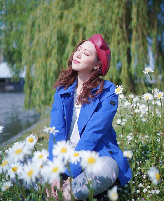 Là tín đồ yêu hoa, người đẹp họ Phùng mê mẩn trước những thảm hoa bạt ngàn ở Hà Lan. Ngay cả một vạt hoa cúc dại ven sông cũng khiến cô say ngắm. Doanh Doanh ghé thăm các khu chợ hoa và mua về những bó hoa tulip sặc sỡ.