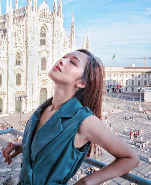 Hoa hậu Hong Kong 2016 choáng ngợp trước vẻ đẹp của công trìnhDuomo di Milano ở Milan. Khoảnh khắc nhìn thấy công trình này, tôi rất kinh ngạc và không nói nên lời bởi vẻ đẹp đáng kinh ngạc của kiến trúc. Điều khiến tôi cảm động hơn là người ta đã mất tới 500 năm từ lúc bắt đầu đến khi hoàn thành. Sự kiên trì suốt 6 thế kỷ mới tạo ra được kiệt tác tuyệt vời này. Đứng trước tòa nhà tráng lệ này, tôi cảm thấy những khó khăn và thất bại trong cuộc đời mình trở nên không đáng kể. Các nghệ nhân thời cổ đại đã cống hiến cả cuộc đời họ. Thật đáng ngưỡng mộ, cô viết.