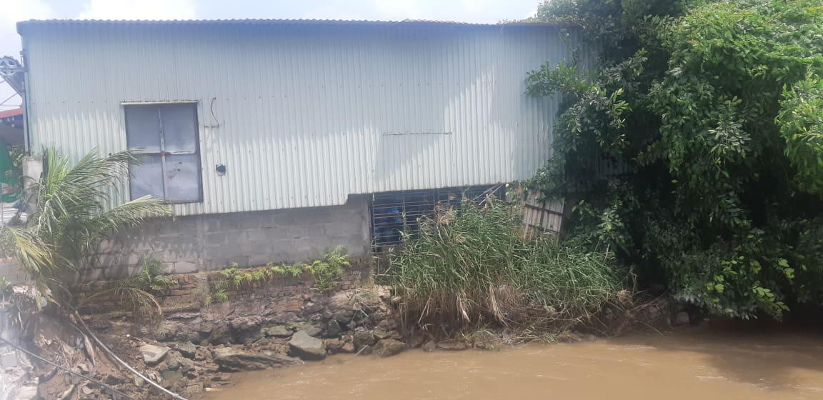 Cận cảnh mương nước ô nhiễm sản xuất thành nước uống đóng bình “tinh Khiết” - Ảnh 1.