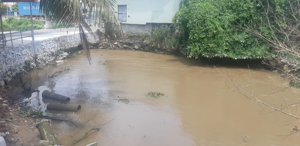 Cận cảnh mương nước ô nhiễm sản xuất thành nước uống đóng bình “tinh Khiết” - Ảnh 6.