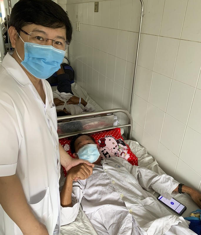 Người đàn ông bị cánh quạt tạo oxy ao tôm cuốn bộ phận sinh dục - Ảnh 2.